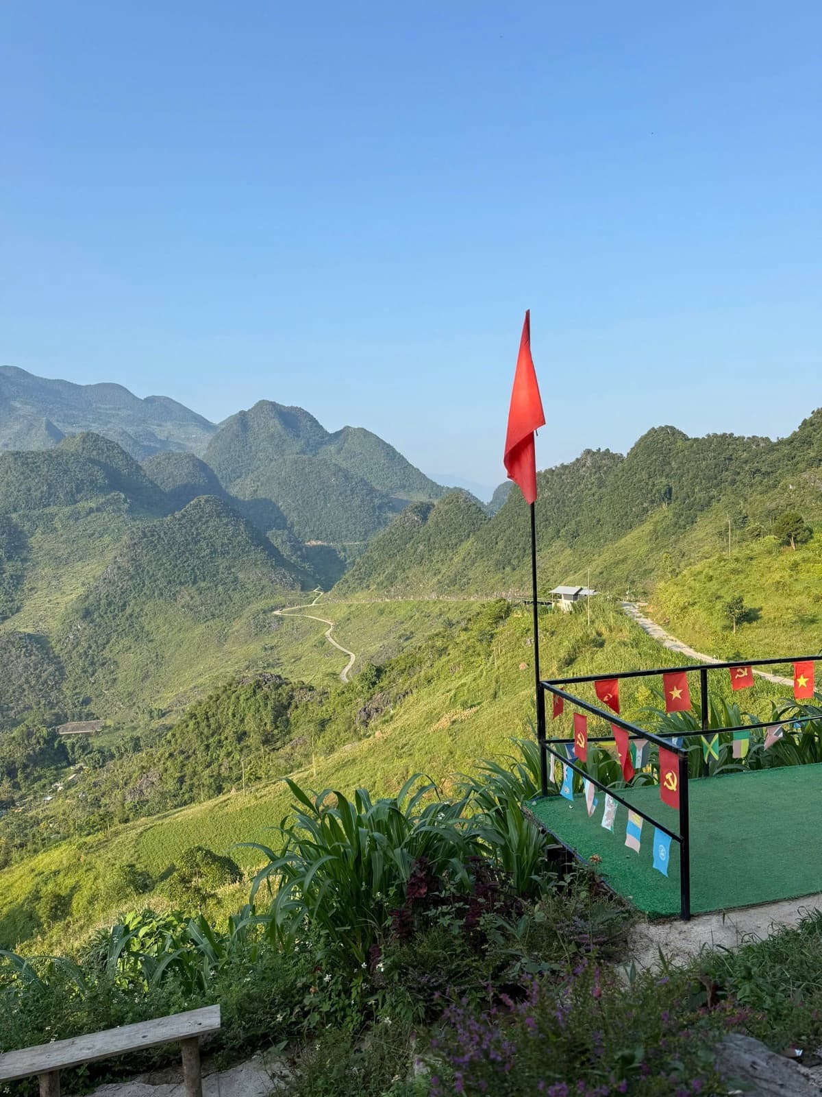 A flag at a viewpoint above the valleys